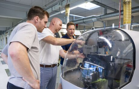 Bobteam Friedrich zu Besuch bei Präzisions Drehteile Herbrig