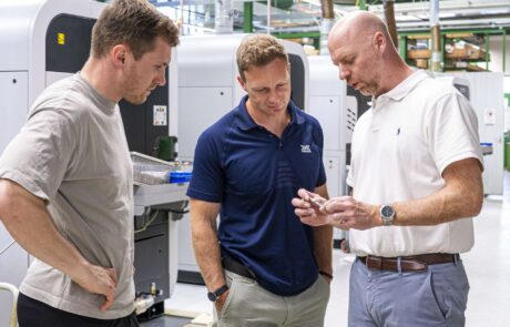Bobteam Friedrich zu Besuch bei Präzisions Drehteile Herbrig