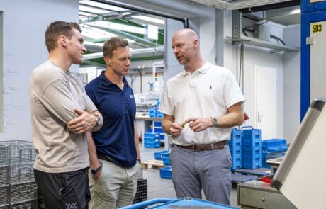 Bobteam Friedrich zu Besuch bei Präzisions Drehteile Herbrig